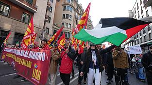 Mehr als 100.000 Menschen protestieren in Italien gegen die Meloni-Regierung. Mehr als 100.000 Menschen protestieren in Italien gegen die Meloni-Regierung.