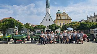Die Traktoren stehen in Reih und Glied auf dem Kapellplatz vor der Gnadenkapelle.