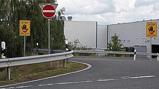 Schon an der Ausfahrt weisen Schilder darauf hin, dass Autofahrer hier falsch sind.