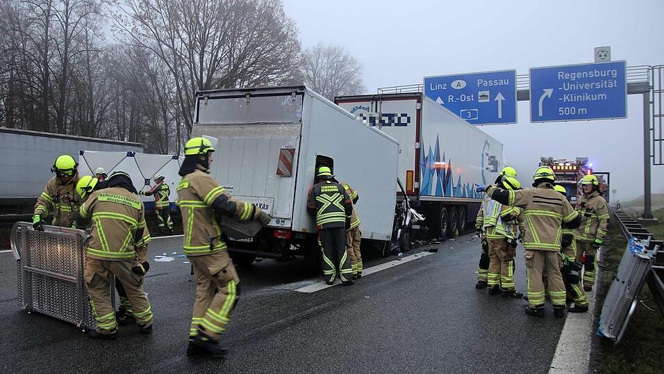 Am Dienstagvormittag fuhr ein Lkw-Fahrer einem anderen Laster auf der A3 bei Regensburg auf. Infolgedessen wurde der Fahrer in seinem Fahrzeug eingeklemmt. Am Dienstagvormittag fuhr ein Lkw-Fahrer einem anderen Laster auf der A3 bei Regensburg auf. Infolgedessen wurde der Fahrer in seinem Fahrzeug eingeklemmt.