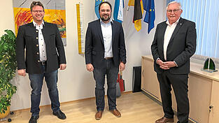 Verfolgten im Rathaus die Ausz&auml;hlung (v.l.): Leonhard Lackermeier (Freier W&auml;hlerblock Weihmichl), der zuk&uuml;nftige B&uuml;rgermeister Hans-Peter Deifel (CSU) und Noch-B&uuml;rgermeister Sebastian Satzl (CSU).