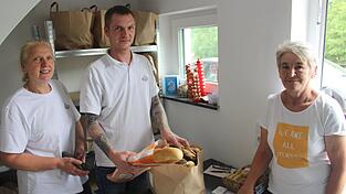 Maria und Patrick Bielmeier (v.l.) mit Kundin Margit Holzfurtner