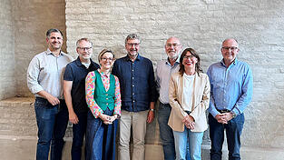 Gründungsmitglieder des Vereins Onkologiehilfe Gäuboden/Ostbayern (v.l.): Stephan Dräxlmaier (Schriftführer), Prof. Dr. Jochen Grassinger (Vorsitzender), Alexandra Huber (Beirat), Prof. Dr. Markus Völk (Schatzmeister), Franz Bast (stellvertretender Vorsitzender), Dr. Stefanie Kerscher (Beirat) und Privatdozent Dr. Christian Gilfrich (Beirat). Gründungsmitglieder des Vereins Onkologiehilfe Gäuboden/Ostbayern (v.l.): Stephan Dräxlmaier (Schriftführer), Prof. Dr. Jochen Grassinger (Vorsitzender), Alexandra Huber (Beirat), Prof. Dr. Markus Völk (Schatzmeister), Franz Bast (stellvertretender Vorsitzender), Dr. Stefanie Kerscher (Beirat) und Privatdozent Dr. Christian Gilfrich (Beirat).