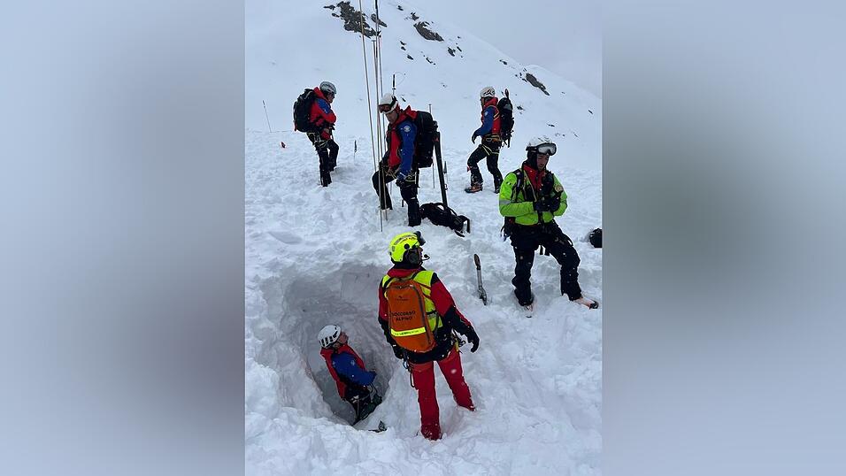 Die Skifahrer waren teils metertief unter Schnee begraben.