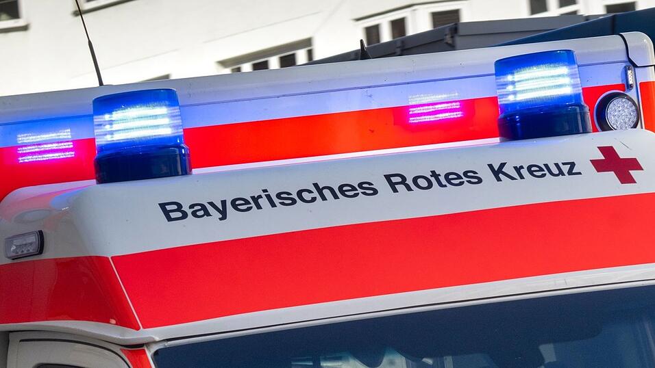 Die Rettungskräfte können nur noch den Tod der Frau feststellen. (Symbolbild) Die Rettungskräfte können nur noch den Tod der Frau feststellen. (Symbolbild)