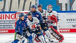 Um gegen die defensivstarken Iserlohn Roosters zum Torerfolg zu kommen, mussten Nick Halloran und Justin Scott vor dem Gehäuse von Andreas Jenike am Freitagabend Schwerstarbeit verrichten.