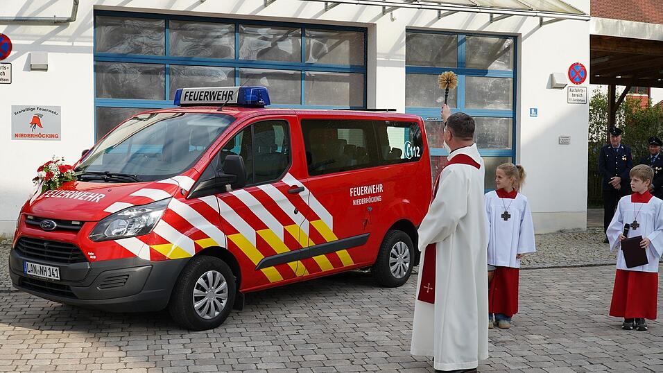 Pfarrer Thomas Glei&szlig;ner &uuml;bernahm die Segnung des Fahrzeugs der Niederh&ouml;ckinger Feuerwehr.