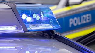 Polizeikr&auml;fte schauen sich derzeit in dem Geb&auml;ude um, in dem sich eine Grund- und eine Mittelschule befinden. (Symbolbild)