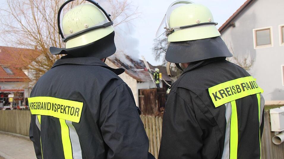 In Thumhausen bei Nittendorf fing eine Scheune Feuer.