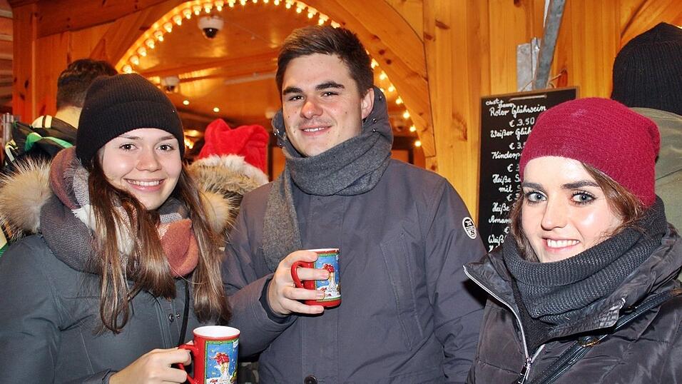 Auch am Samstag, 15. Dezember, strömten wieder etliche Besucher aus Landshut und Umgebung zur Weihnachtspyramide am Alten Viehmarkt. Auch am Samstag, 15. Dezember, strömten wieder etliche Besucher aus Landshut und Umgebung zur Weihnachtspyramide am Alten Viehmarkt.
