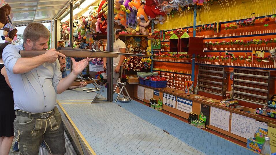 So mancher sportliche Wettkampf wurde am Schießstand ausgetragen. So mancher sportliche Wettkampf wurde am Schießstand ausgetragen.