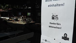 &Uuml;berall pr&auml;sent: Die Schilder, die auf die neuen Regeln hinweisen.