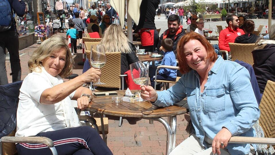 Die Landshuter genießen die neuen Freiheiten und das gute Wetter. Die Landshuter genießen die neuen Freiheiten und das gute Wetter.