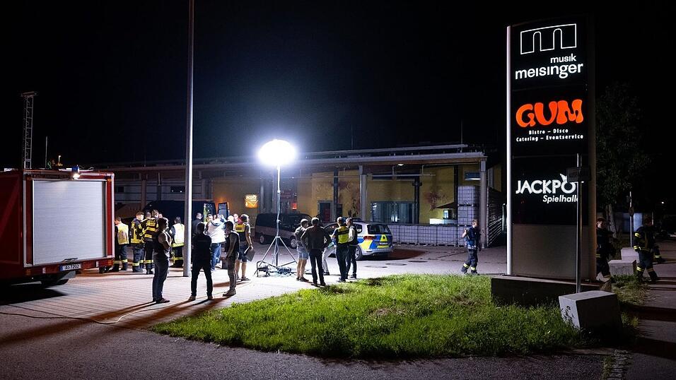 Polizisten untersuchen den Tatort vor einer Spielhalle.