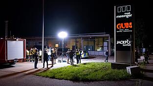 Polizisten untersuchen den Tatort vor einer Spielhalle.