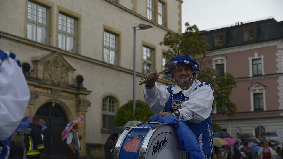 Zahlreiche Musik- und Trachtengruppen zogen nach dreij&auml;hriger Pause am Freitagabend zum Festplatz Am Hagen.&nbsp;