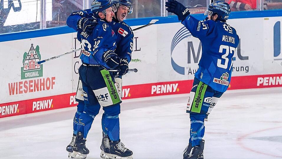 Torschütze Marcel Brandt (links), Stephan Daschner und Josh Melnick schreien ihre Freude über den 1:0-Führungstreffer im Derby gegen Augsburg heraus. Am Ende gewannen die Niederbayern mit 5:3. Torschütze Marcel Brandt (links), Stephan Daschner und Josh Melnick schreien ihre Freude über den 1:0-Führungstreffer im Derby gegen Augsburg heraus. Am Ende gewannen die Niederbayern mit 5:3.