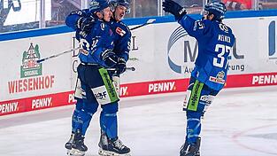 Torschütze Marcel Brandt (links), Stephan Daschner und Josh Melnick schreien ihre Freude über den 1:0-Führungstreffer im Derby gegen Augsburg heraus. Am Ende gewannen die Niederbayern mit 5:3.
