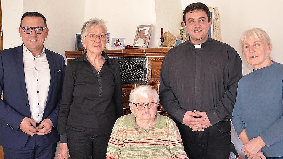 B&uuml;rgermeister Christoph Brunner, stellvertretende Landr&auml;tin Edeltraud Plattner, die Jubilarin Mathilde Lenz, Pfarrer Michael Osterholzer und die Tochter der Jubilarin Monika