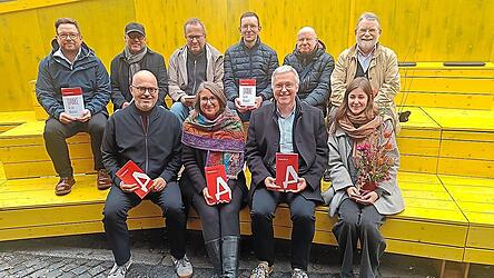 Autoren und Herausgeber mit dem neuen Buch.