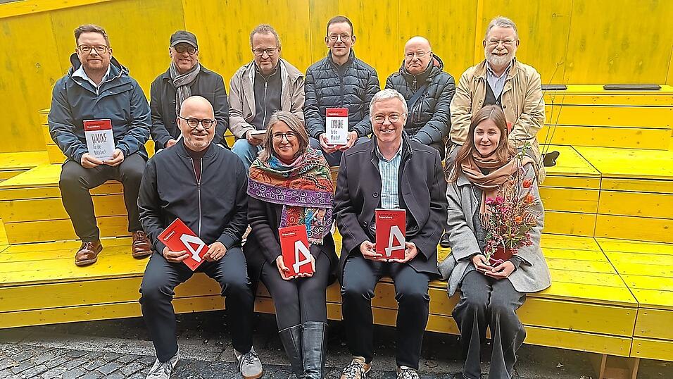 Autoren und Herausgeber mit dem neuen Buch.