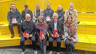 Autoren und Herausgeber mit dem neuen Buch.