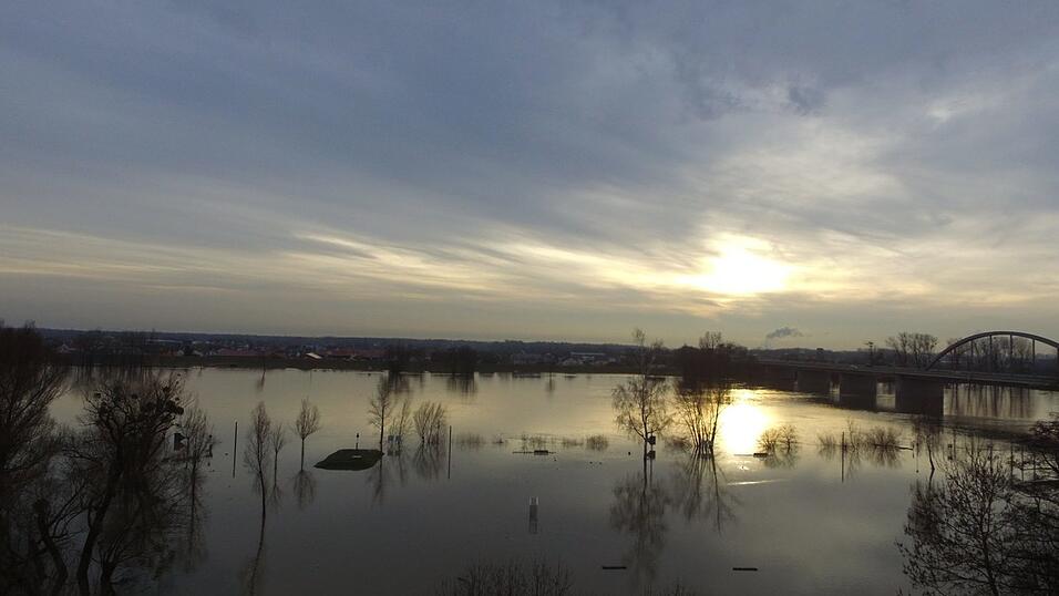 In Deggendorf ist die Lage am Sonntag noch angespannt.