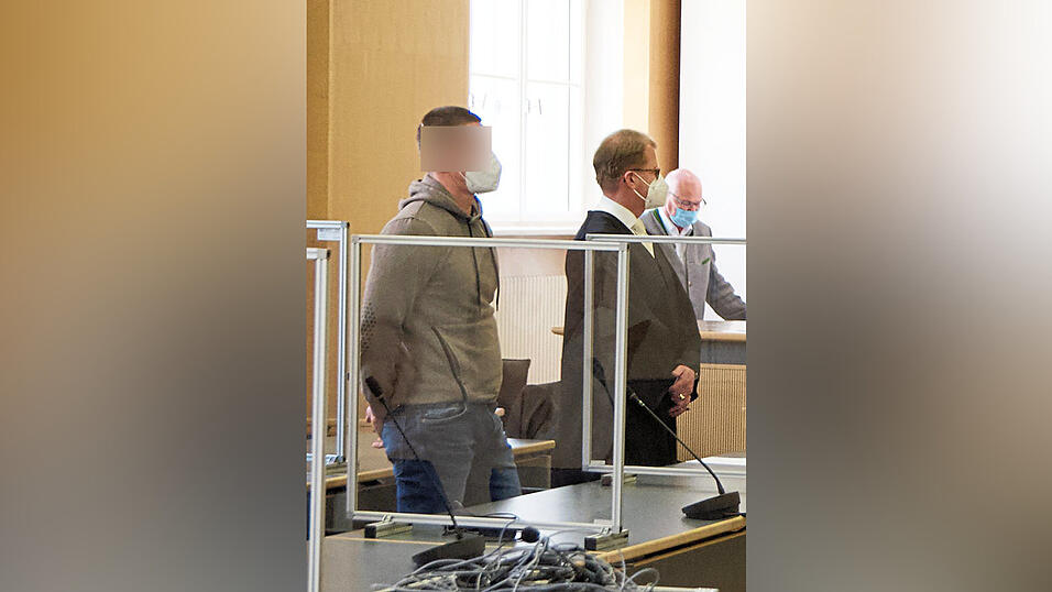 Der Angeklagte steht im Verhandlungssaal neben seinem Verteidiger Jan Bockemühl (r.). Der Angeklagte steht im Verhandlungssaal neben seinem Verteidiger Jan Bockemühl (r.).
