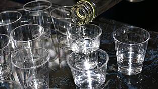 Schnaps im Wert von mehr als 5.000 Euro hat ein Jugendlicher in einem Supermarkt in Forchheim gestohlen. (Symbolbild)