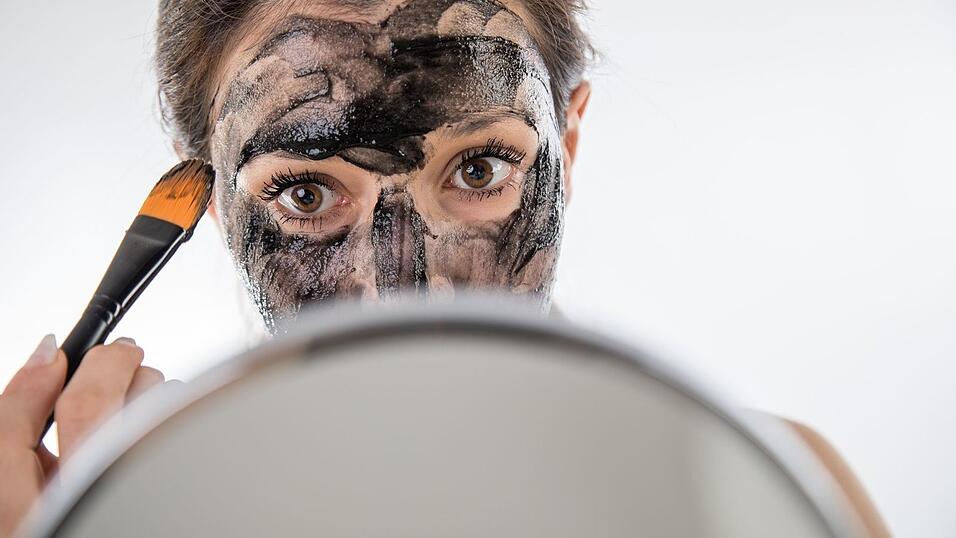 Masken helfen überschüssiges Öl zu regulieren, die Haut zu klären und Mitessern zu minimieren.