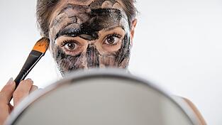 Masken helfen überschüssiges Öl zu regulieren, die Haut zu klären und Mitessern zu minimieren.