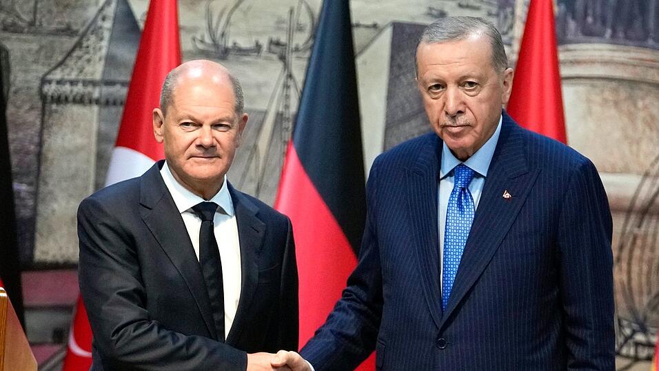 Bundeskanzler Olaf Scholz (SPD) und der türkische Präsident, Recep Tayyip Erdogan, trafen sich im Oktober in Istanbul. (Archivbild)