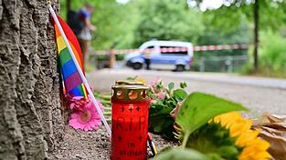 Nach dem Angriff auf den CSD wird an die Opfer erinnert. Nach dem Angriff auf den CSD wird an die Opfer erinnert.