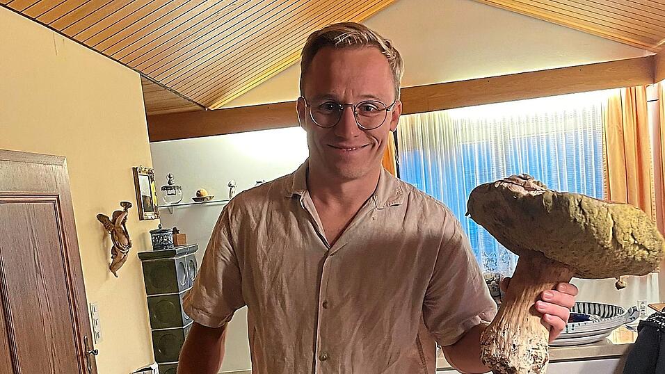 Sebastian Satschko mit dem &bdquo;Schwammerl seines Lebens&ldquo;.