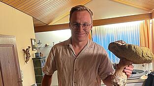 Sebastian Satschko mit dem &bdquo;Schwammerl seines Lebens&ldquo;.