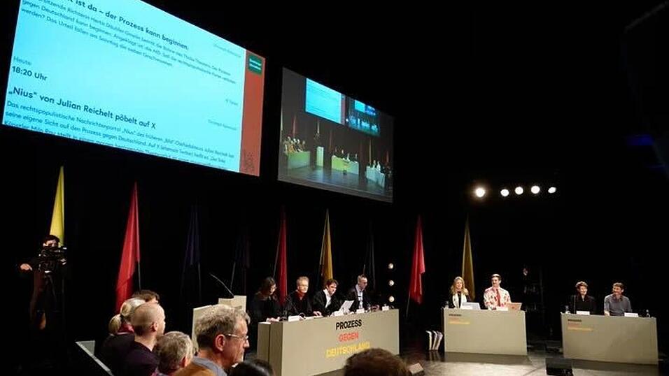 Die Idee stammt vom Schweizer Regisseur Milo Rau. Die Idee stammt vom Schweizer Regisseur Milo Rau.