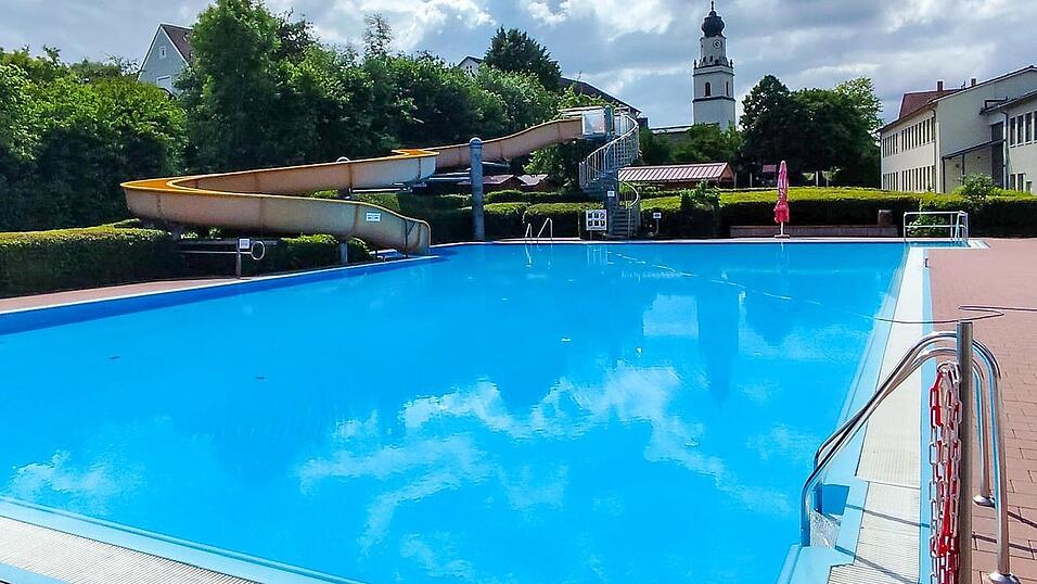 Das Schwimmerbecken mit der 38 Meter langen Rutsche. Das Schwimmerbecken mit der 38 Meter langen Rutsche.