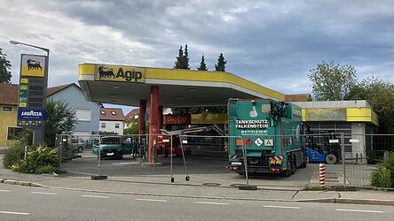 Auf dem Areal der Agip-Tankstelle an der Heerstra&szlig;e in Straubing hat der R&uuml;ckbau begonnen.