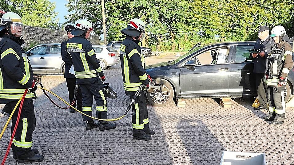 Bei der Prüfung war Einsatz mithilfe von hydraulischem Rettungsgerät (Schere und Spreizer) gefragt. Bei der Prüfung war Einsatz mithilfe von hydraulischem Rettungsgerät (Schere und Spreizer) gefragt.