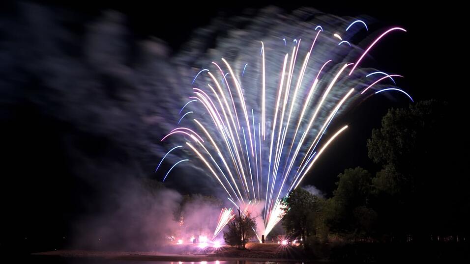 Mit einem bunten Feuerwerk wird die Lampionfahrt 2022 gefeiert.