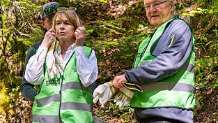 Bundespr&auml;sident Frank-Walter Steinmeier und seine Frau Elke B&uuml;denbender haben die Freiwilligenjacken des DAV angelegt, um mitzuhelfen.