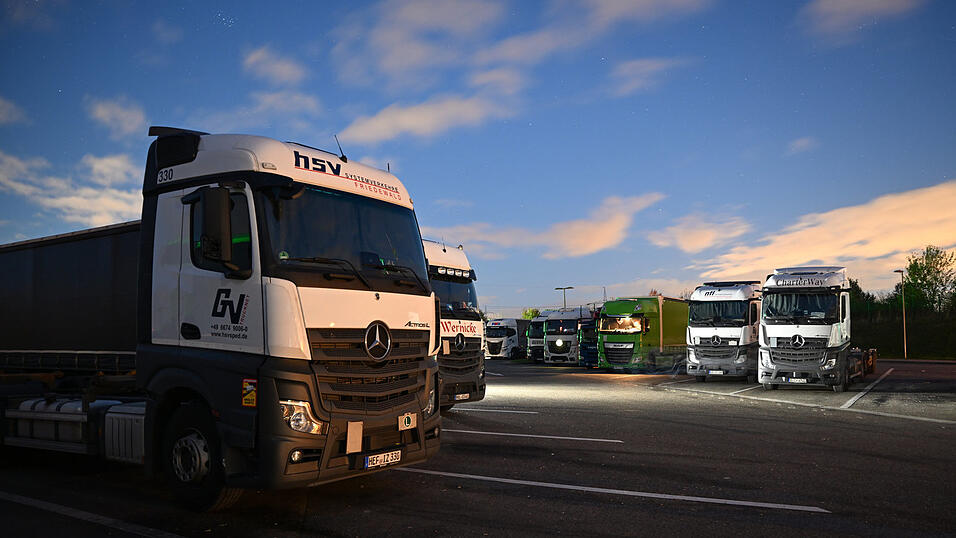 Auch hier könnte KI bald helfen: Lkw-Fahrer bei der Suche nach einem freien Stellplatz für die Nacht.