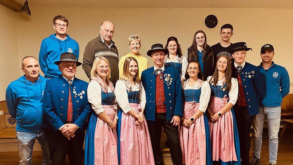 Die Verantwortlichen beim Trachtenverein: Norbert Schmidt, Franz Aschenbrenner senior, Katrin Aschenbrenner, Lena Aschenbrenner, Thomas Brandl, Melanie M&uuml;ckl, Teresa Brandl, Andreas Ammon, Tobias Brandl (vorne, v.l.) sowie Franz Aschenbrenner junior, Kurt Vogl, Lissy Aschenbrenner, Lisa Bielmeier, Johanna Schmid, Dominik Gierstl (hinten, v.l.)