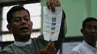 Beobachtern zufolge sollen viele W&auml;hler von der Junta eingesch&uuml;chtert worden sein.