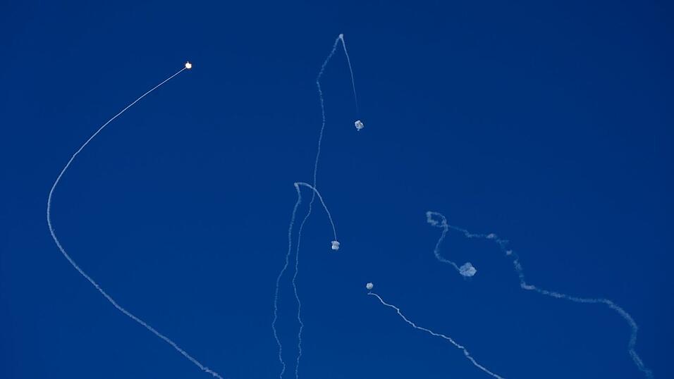 Die Luftabwehr - hier in Israel - schie&szlig;t unter anderem Raketen am Himmel ab.