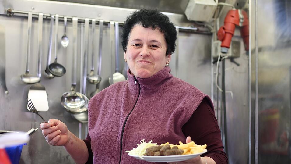 Mit gutbürgerlicher Küche werden die Zirkusmitarbeiter täglich versorgt. Am Sonntag gibt es zum Mittagsgericht sogar noch ein Dessert extra. Mit gutbürgerlicher Küche werden die Zirkusmitarbeiter täglich versorgt. Am Sonntag gibt es zum Mittagsgericht sogar noch ein Dessert extra.