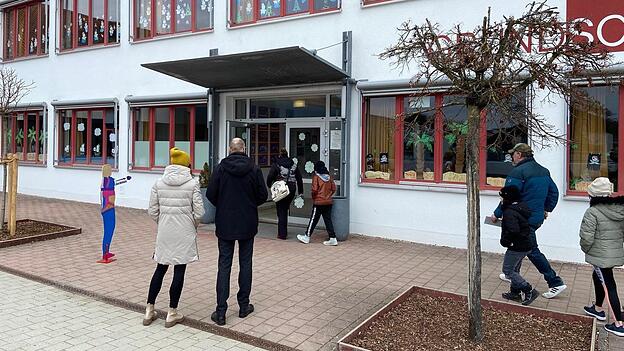 Premiere: Das Wahllokal befand sich am Sonntag in der Grundschule, weil im Postsaal der Kunsthandwerkermarkt stattfand. Premiere: Das Wahllokal befand sich am Sonntag in der Grundschule, weil im Postsaal der Kunsthandwerkermarkt stattfand.