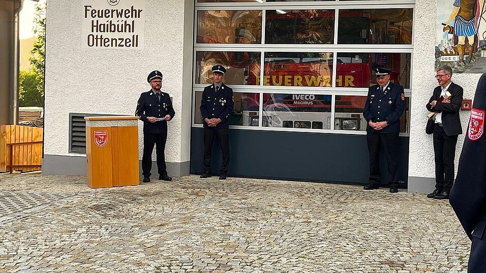 Vorsitzender Michael Klingseisen, Kommandant Johannes Altmann, KBR Michael Stahl und Pfarrer Johann Wutz beim Ger&auml;tehaus
