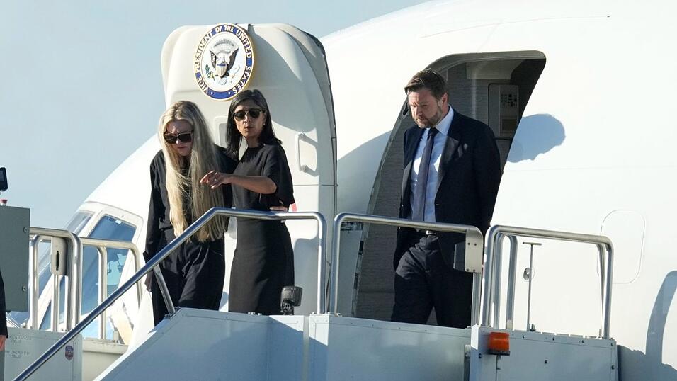 Vizepräsident JD Vance (r), Second Lady Usha Vance (M) und Erika Kirk. (Archivbild) Vizepräsident JD Vance (r), Second Lady Usha Vance (M) und Erika Kirk. (Archivbild)