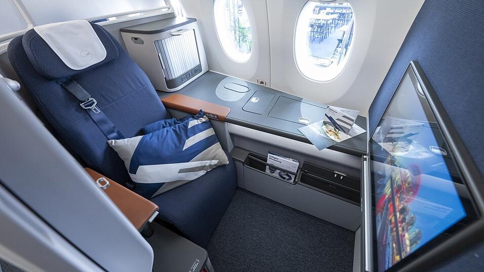 Eine neue Business-Class-Kabine eines Airbus A350-900. Dauert der Flug zwei Stunden oder länger, dürfen Politiker auf Dienstreise künftig wieder in der gehobenen Klasse fliegen.